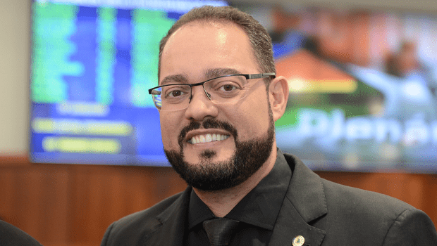 Projeto de Virmondes Cruvinel visa dar apoio a cuidadores de crianças, idosos e pessoas com deficiência