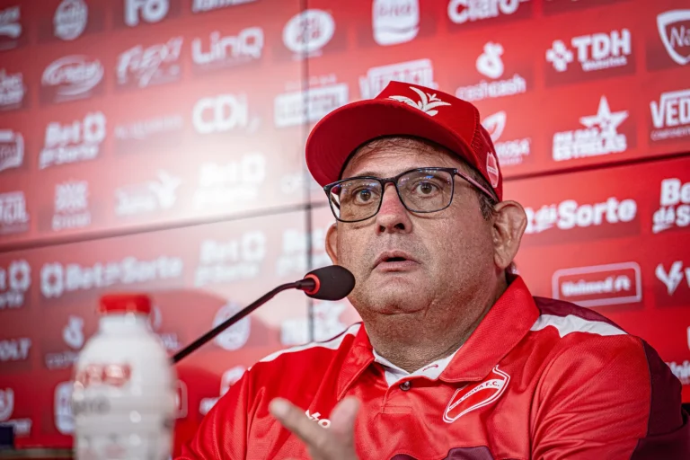 Guto Ferreira valoriza vitória do Vila Nova e justifica opção por deixar João Vieira no banco