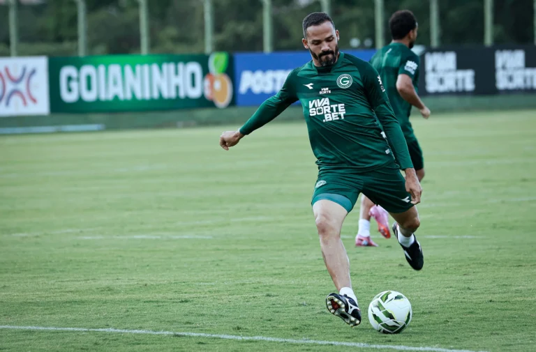Anselmo Ramon valoriza meio-campo do Goiás como fator imporante para sua artilharia