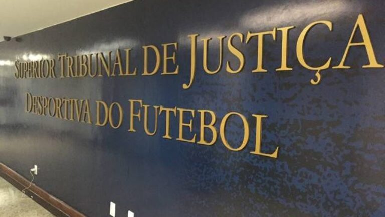 Vila Nova evita perda de mando e leva multa financeira após julgamento no STJD