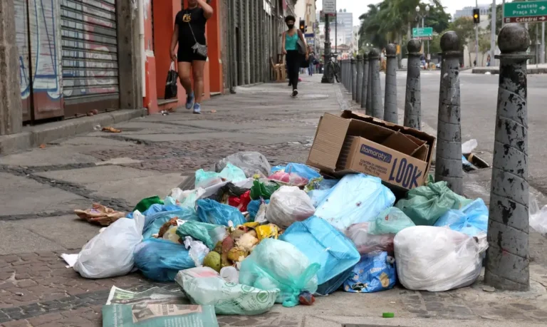 Projeto aprovado na Câmara estabelece multa de até R$ 162 mil para quem jogar lixo na rua