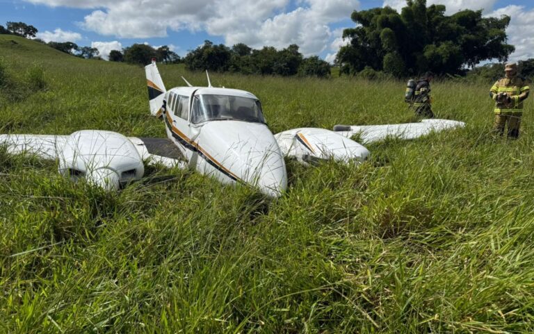 Moradores filmam avião que fez pouso de emergência em Goiás: ‘Está caindo’