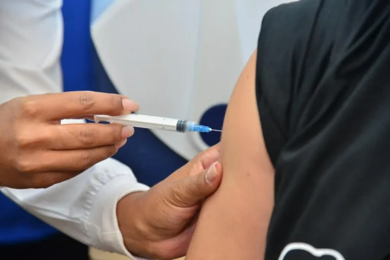 Centros de vacinação funcionam no feriado para aplicação de doses contra influenza em Goiânia
