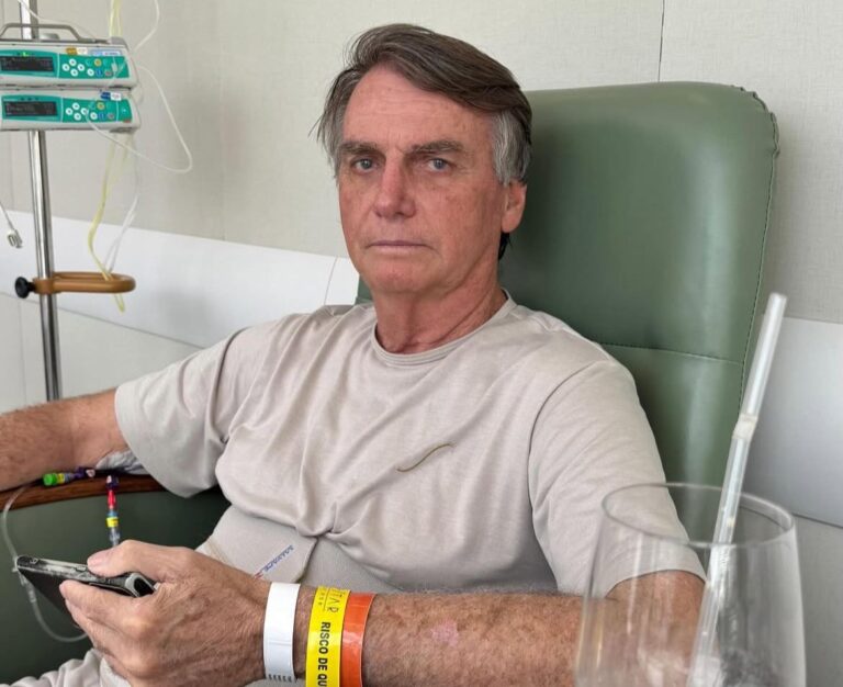 Bolsonaro passa por cirurgia no ombro e segue internado em Brasília