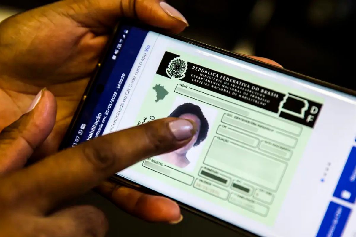 Motorista é parado pela polícia e apresenta CNH Digital: veja o que diz a lei e o que fazer se o celular descarregar
