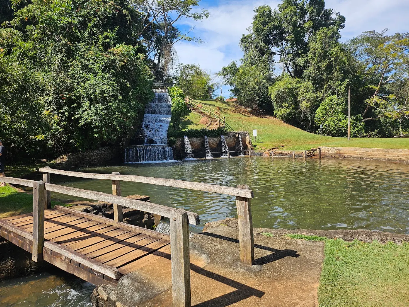 Pertinho de Goiânia, parque reúne cachoeiras, lago e trilhas para fugir do calor