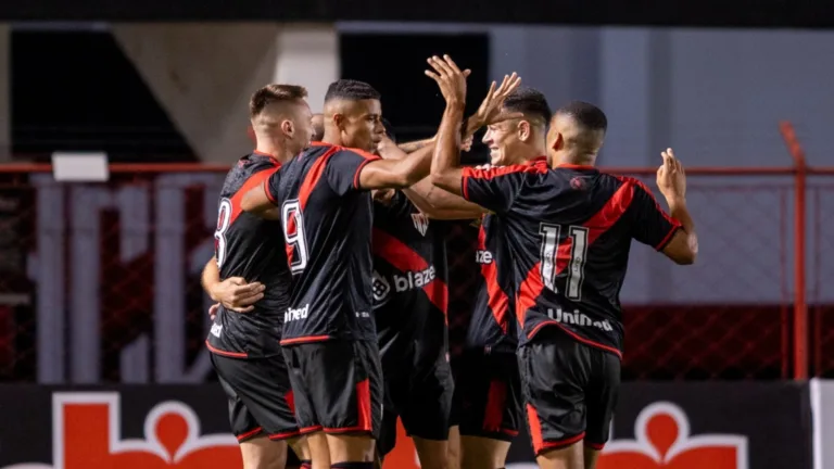 Atlético-GO e Ceará se enfrentam em posições distantes na 27ª rodada da Série B