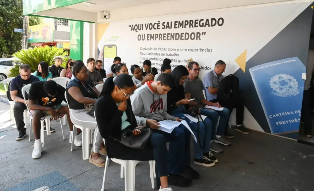 Goiás abre média de 6,7 mil empregos por mês em 2026, mas número é 34% menor que no ano passado