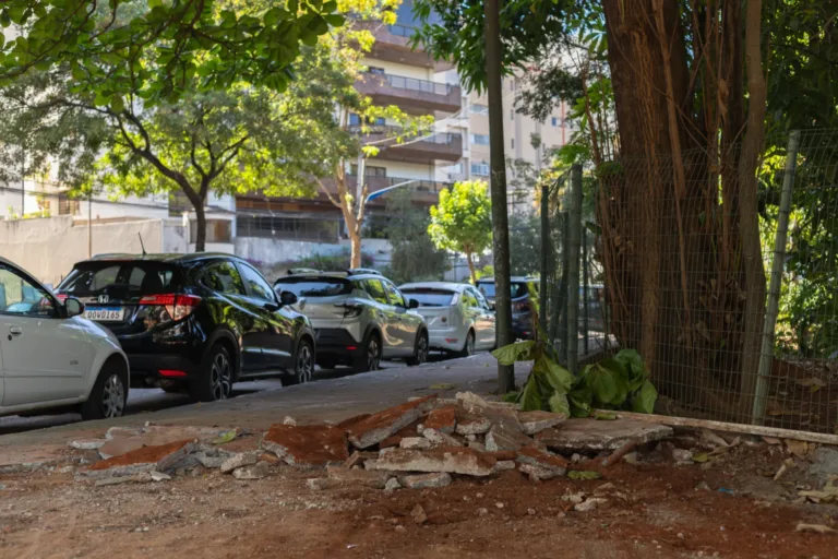 Pedestres relatam transtornos com obra da nova sede do TCM-GO em antigo prédio da Assembleia Legislativa