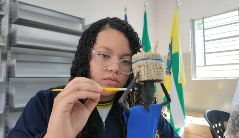 Estudante de escola quilombola supera timidez, desenvolve talentos e sonha em ser advogada