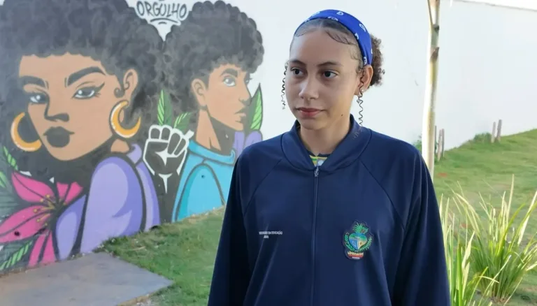 Entre desenhos e sonhos, estudante encontra na escola confiança para ir além