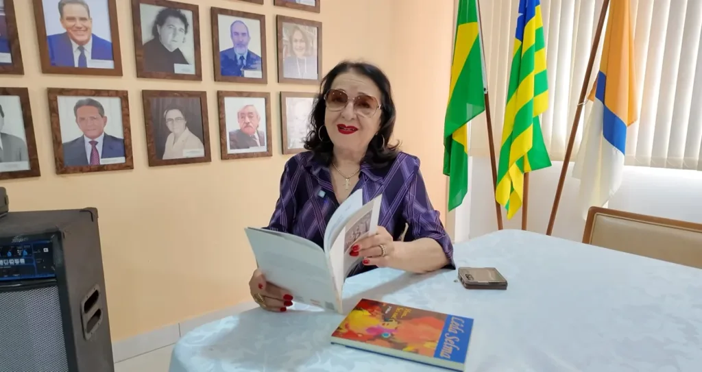 Escritora transforma paixão pelas letras em histórias que aproximam jovens da literatura