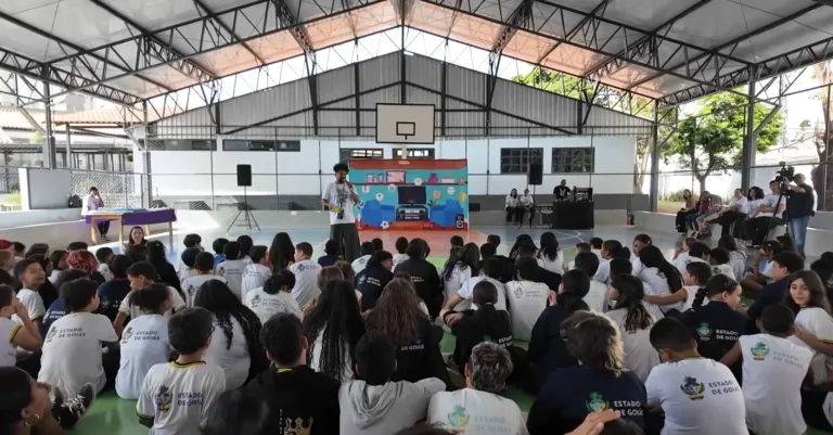 Na escola, brincadeira vira aprendizado sobre pipas e segurança elétrica