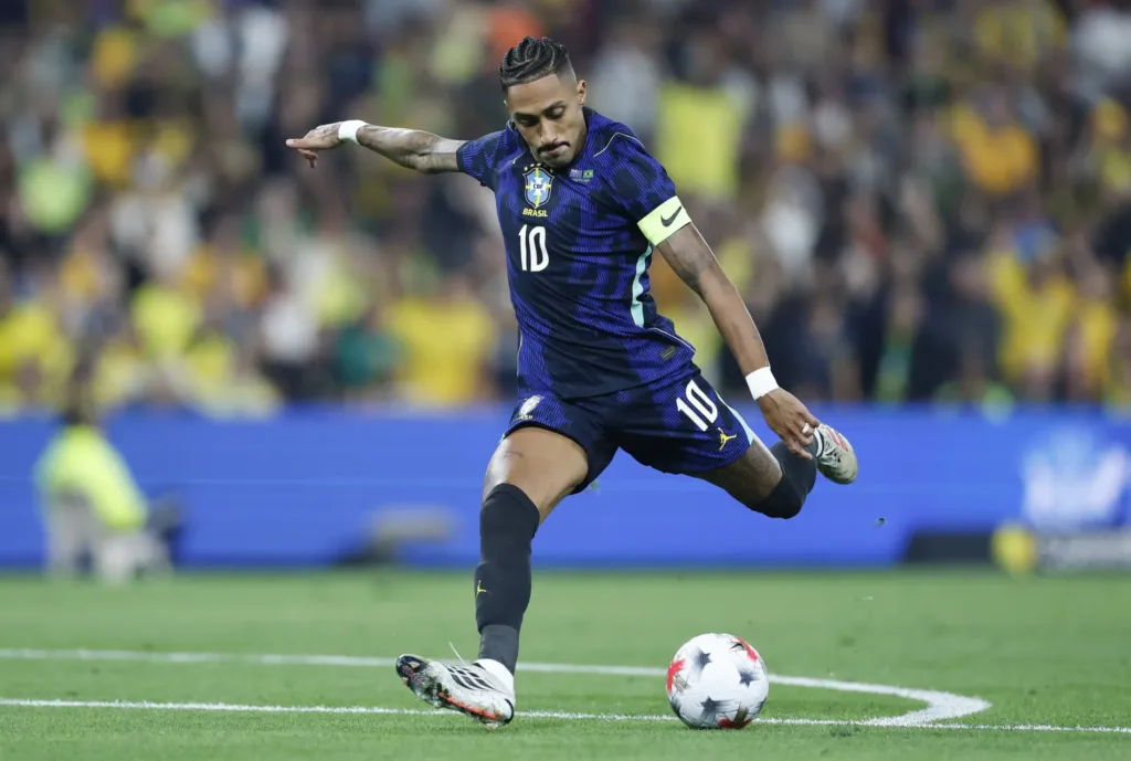Raphinha volta a sentir problema na coxa, é cortado da Seleção e irrita Barcelona