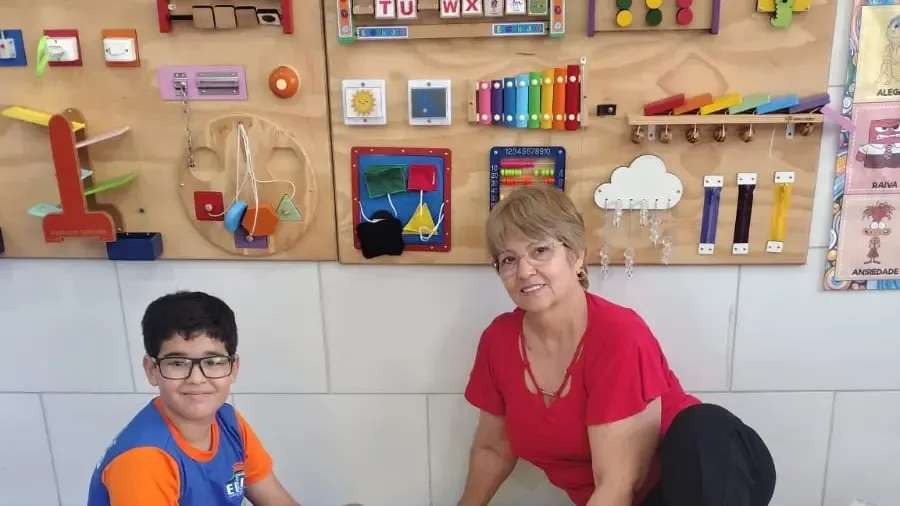 Uso de salas sensoriais na educação cresce em Goiás, e Edéia passa a utilizar estrutura