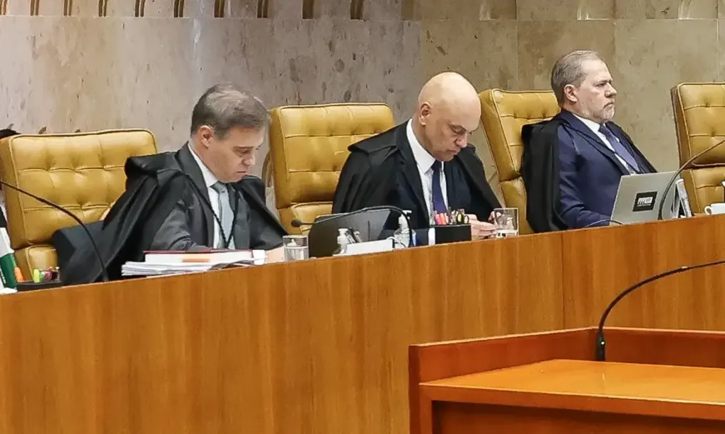 Impasse no STF: Julgamento sobre Moraes e Mendonça trava após bate-boca e pedido de vista