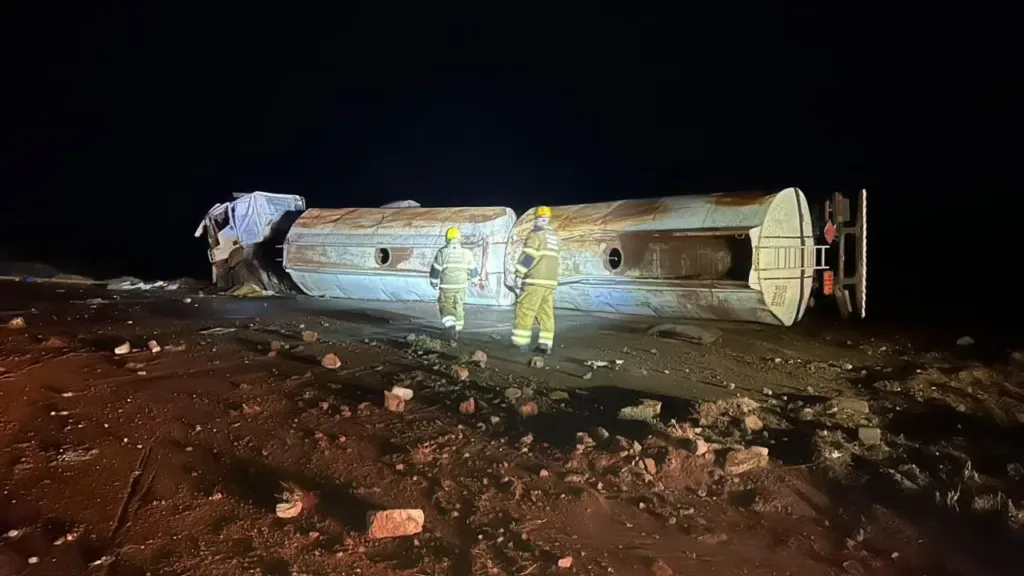 Acidente com caminhão carregado com etanol deixa uma pessoa morta e vazamento na pista, em Edéia