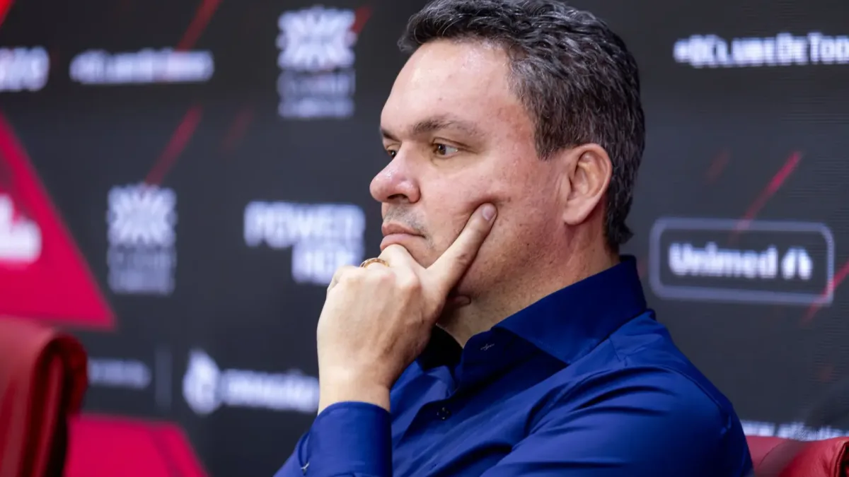Após tropeços, Adson Batista promete “casa em ordem” e cobra foco total do Atlético-GO no acesso