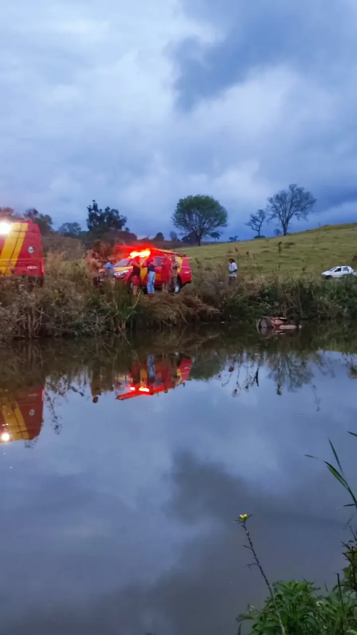 Idoso de 65 anos morre após veículo cair em represa na zona rural de Morrinhos