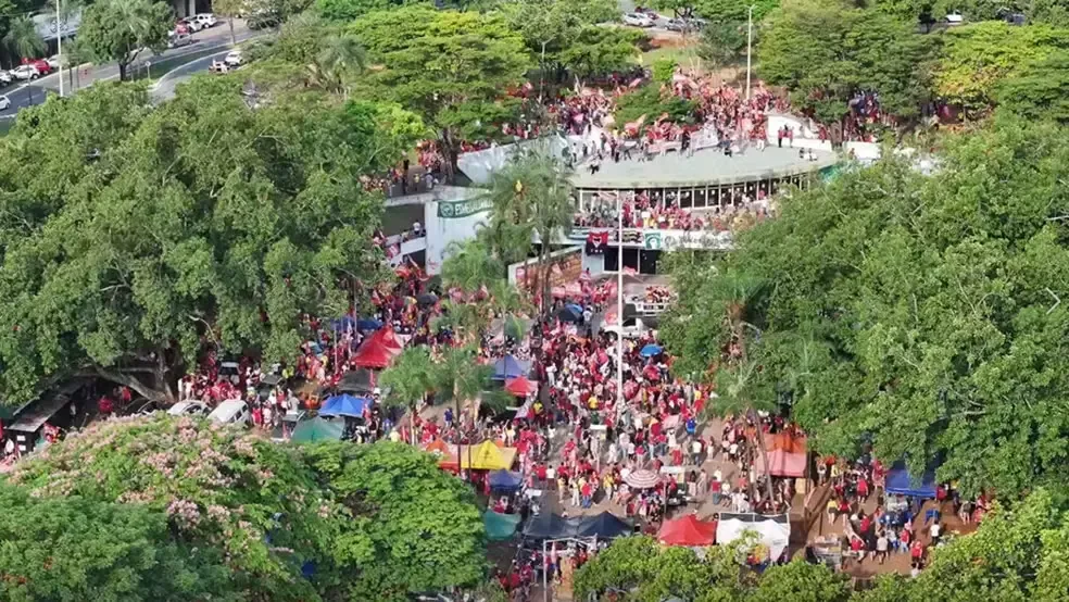 Encerramento da campanha de Lula leva 100 mil pessoas às ruas de Goiânia